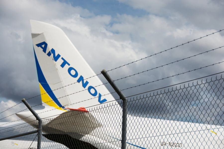 Ukrainische Antonow 124 hinter Zaun auf Leipziger Flughafen